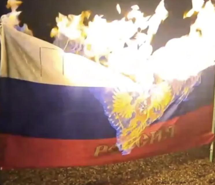 В окупованому Маріуполі влаштували сміливу акцію та спалили прапор росії