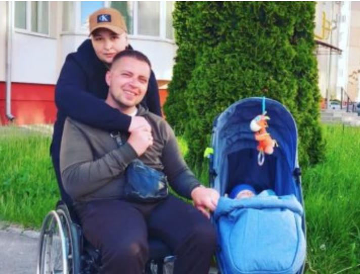 До Луцька приїхав переселенець, який переміщається на інвалідному візку