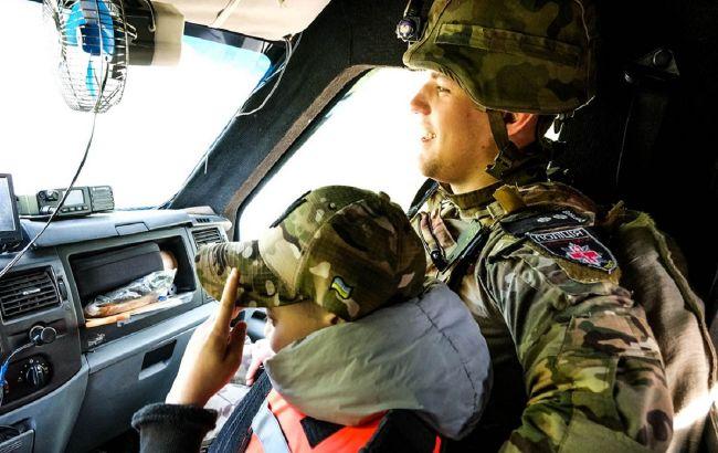 За 300 метрів від лінії фронту: з Донеччини поліцейські евакуювали багатодітну родину (ВІДЕО)