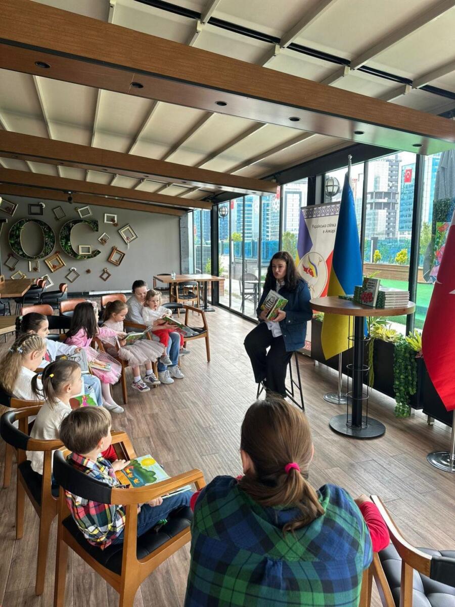 «Оповідки з бабусиного подвір’я»: у Туреччині українська письменниця презентувала дитячу книгу