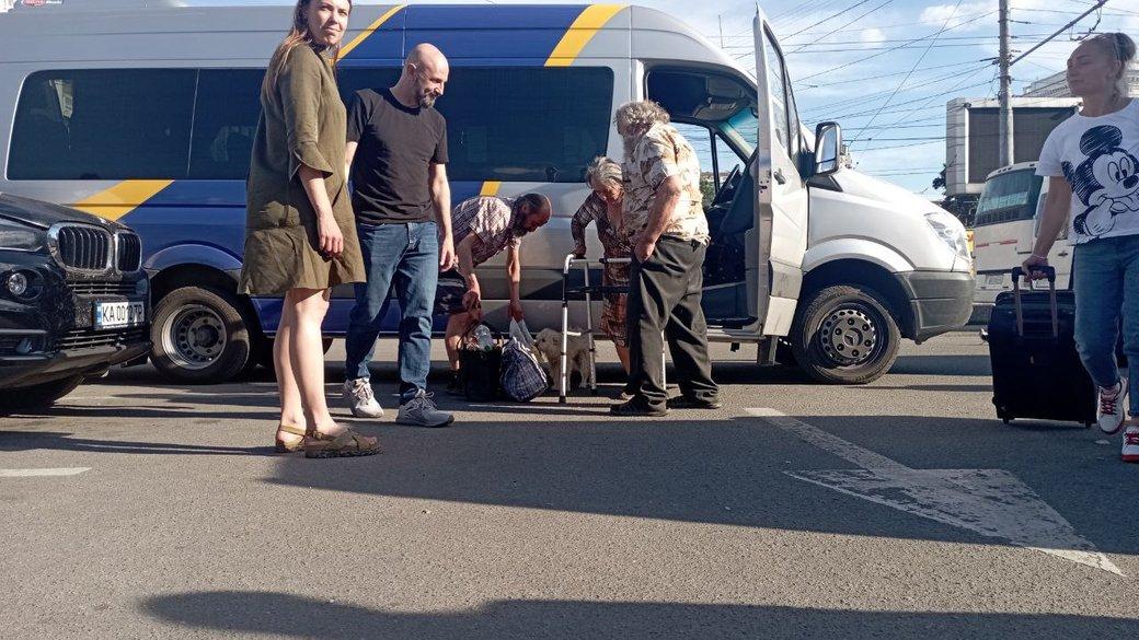 Евакуація з Нікополя: у безпечні райони вже вивезли майже тисячу літніх людей