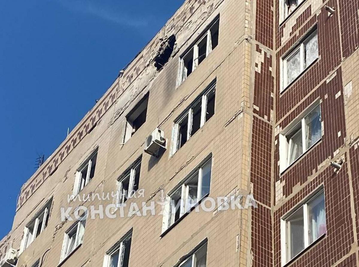 Окупанти з артилерії обстріляли Костянтинівку: пошкоджено багатоповерховий будинок