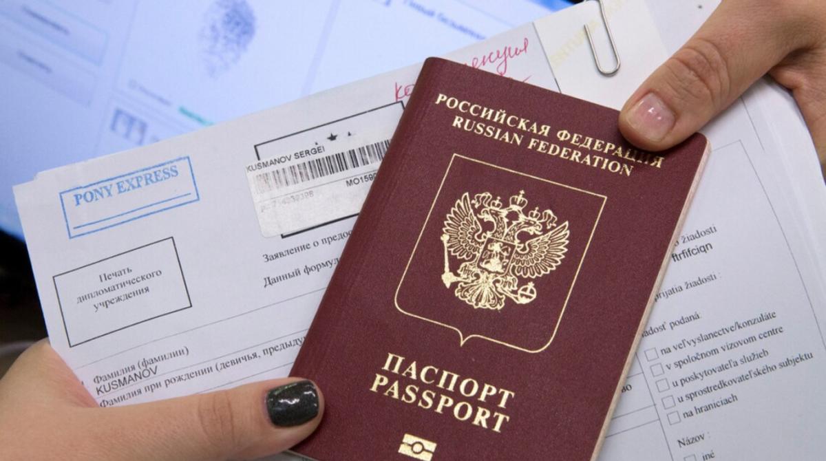 Пограничники рассказали, сколько россиян в последнее время получили визы на въезд в Украину