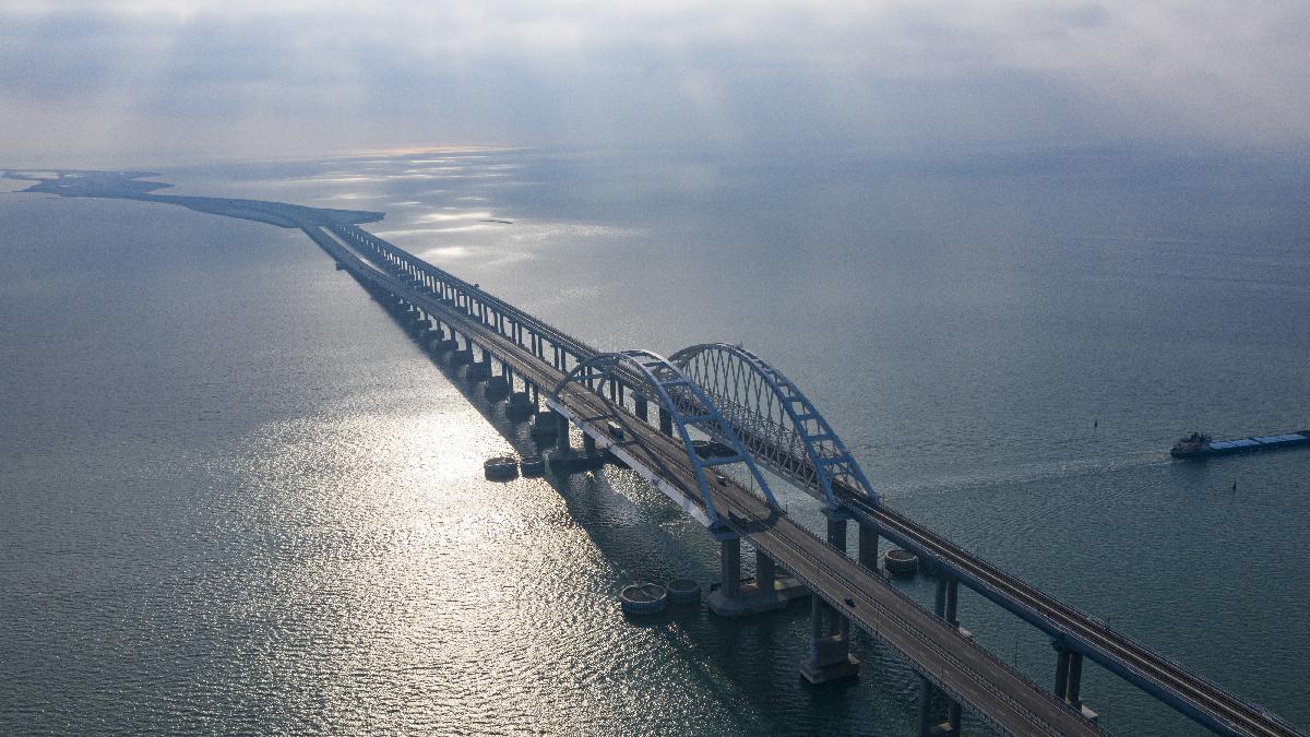 У британській розвідці розповіли, як РФ намагається замаскувати кримський міст