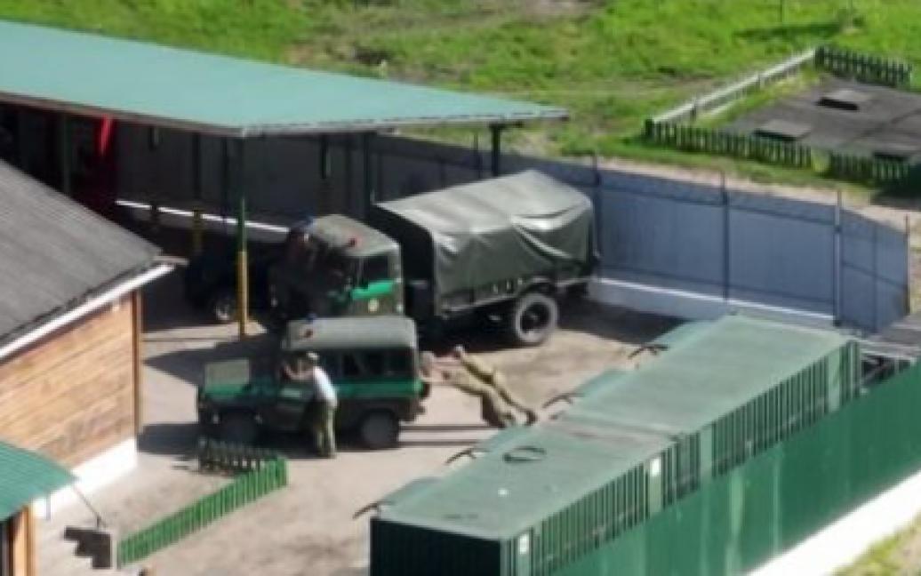 У ДПСУ покепкували з білоруських колег: дрон зафіксував «переміщення техніки» біля кордону з Україною (ВІДЕО)