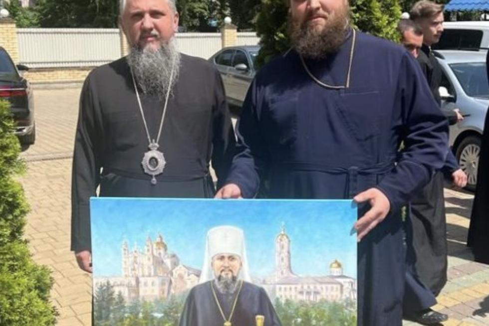 Предстоятелю ПЦУ передали картину, де зображена Почаївська лавра
