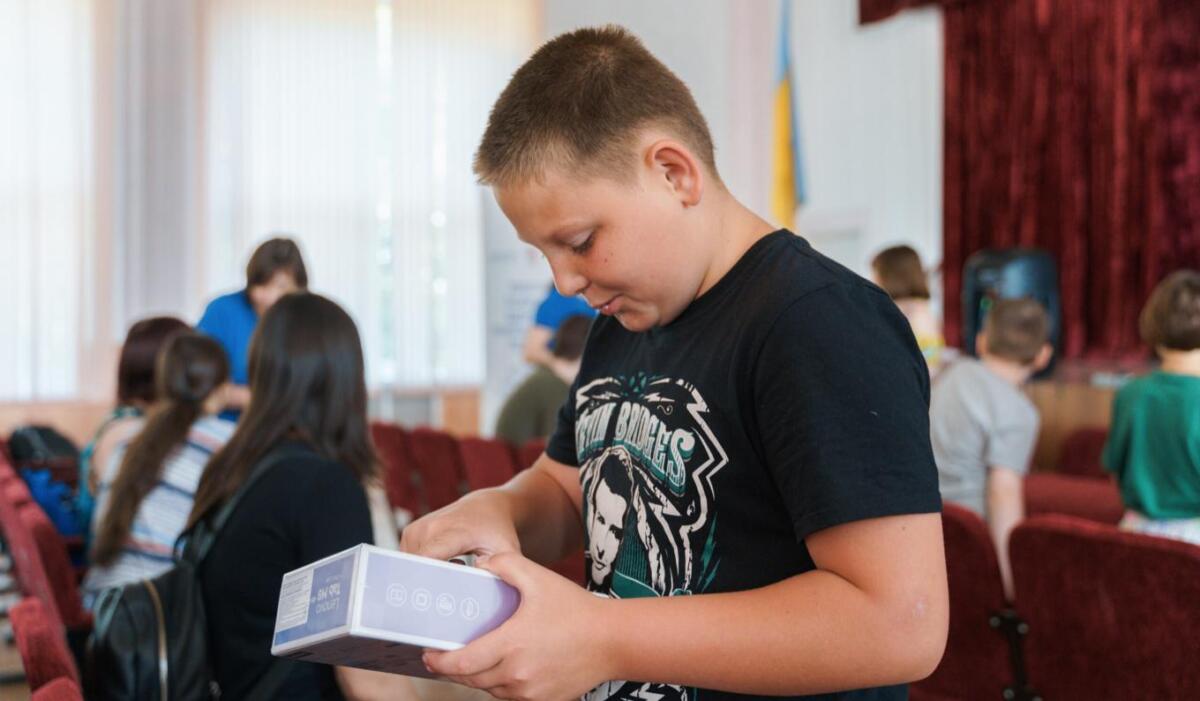 У Вінниці діти-переселенці отримали планшети від МОМ
