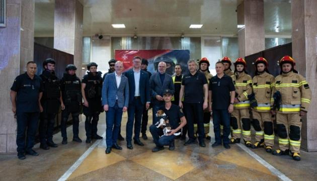 У Києві президент Естонії поспілкувався з українськими рятувальниками (ФОТО)