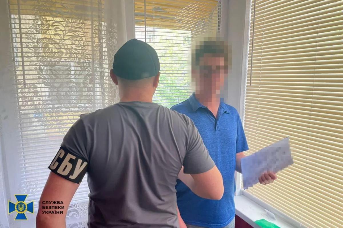 У Херсоні СБУ викрила посадовця ОВА, який працював на ворога та стажувався у Москві