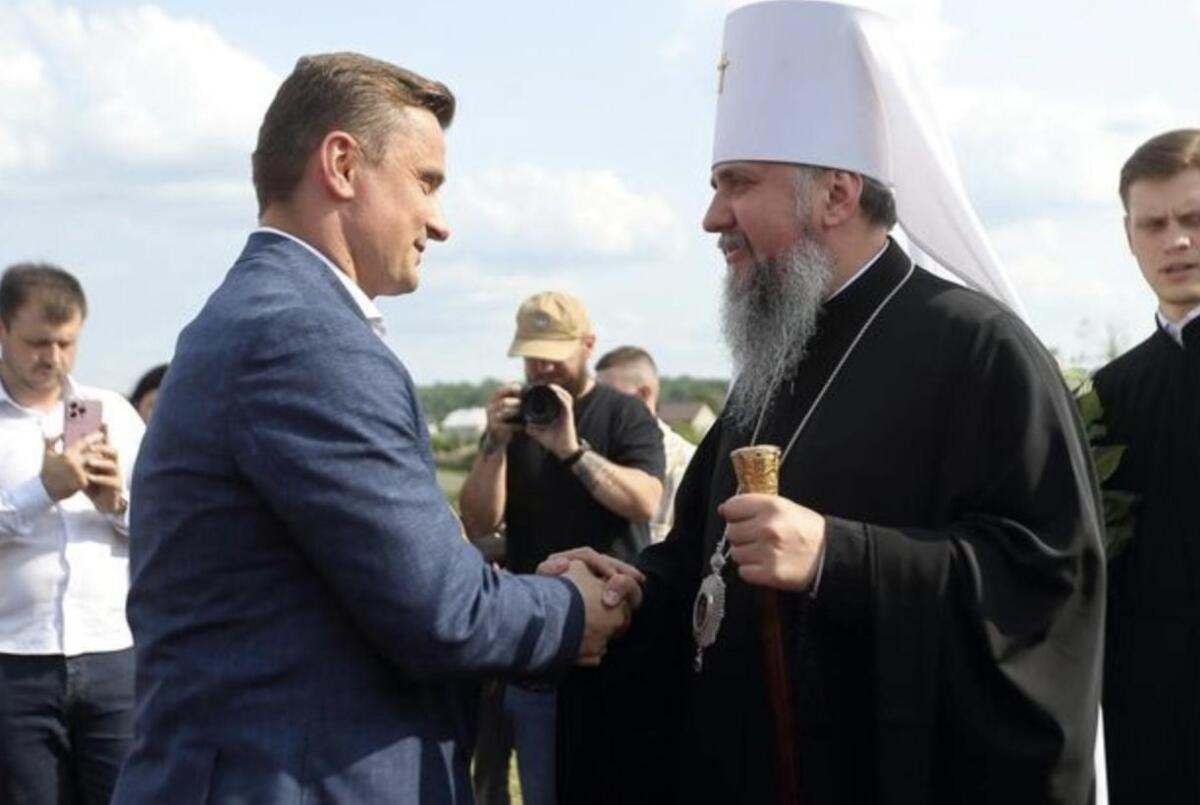 У Тернопільській області предстоятель ПЦУ освятив автомобілі для військовослужбовців ЗСУ