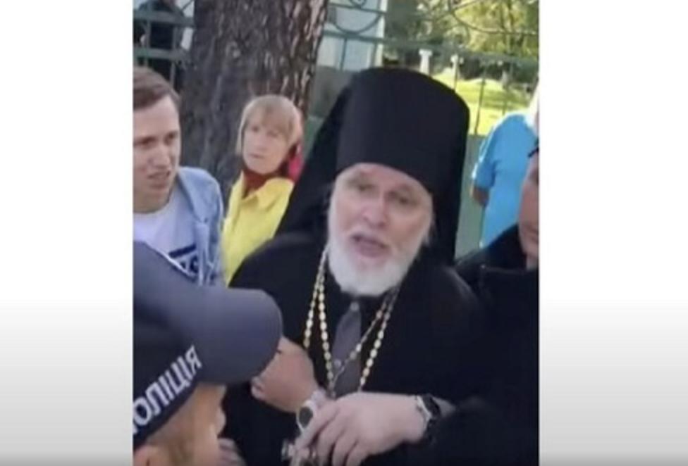 У Переяславі в попа московського патріархату сталася істерика після приходу священника з ПЦУ