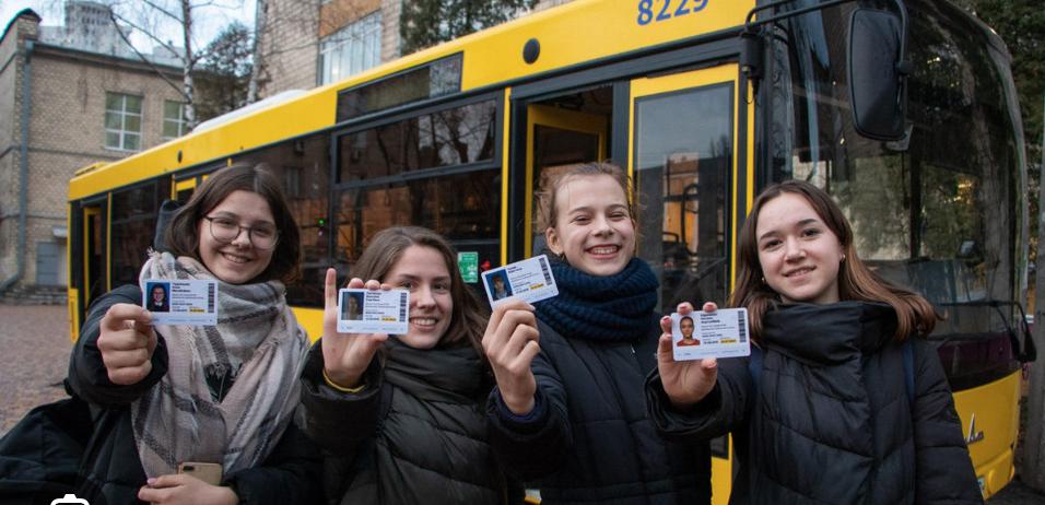 В одній з областей України школярі-переселенці можуть отримати картки для безоплатного проїзду