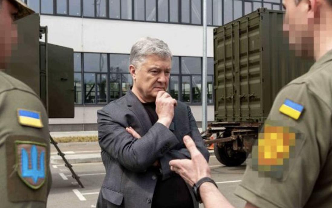 Петро Порошенко передав техніку бійцям, які воюють на сході України
