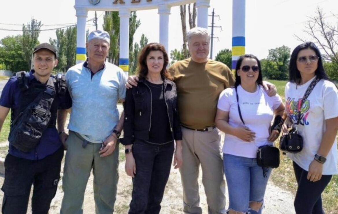 Петро Порошенко привіз у Херсон воду, харчі, човни, генератори, помпи та корм для тварин