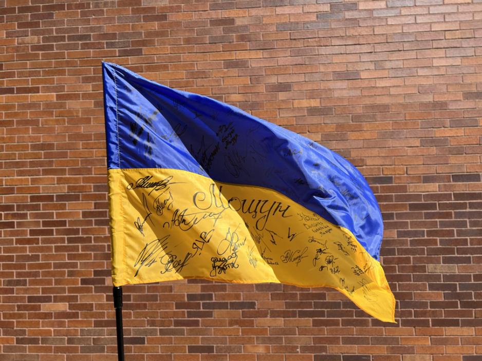 В США на аукционе за $500 тысяч продали украинские флаги из Бахмута и Гостомеля (ФОТО)
