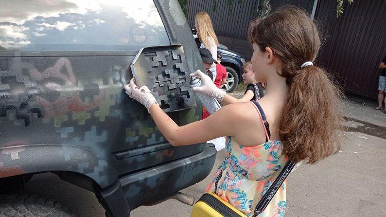 Діти у Запоріжжі розфарбували позашляховик, який поїде на фронт (ФОТО)