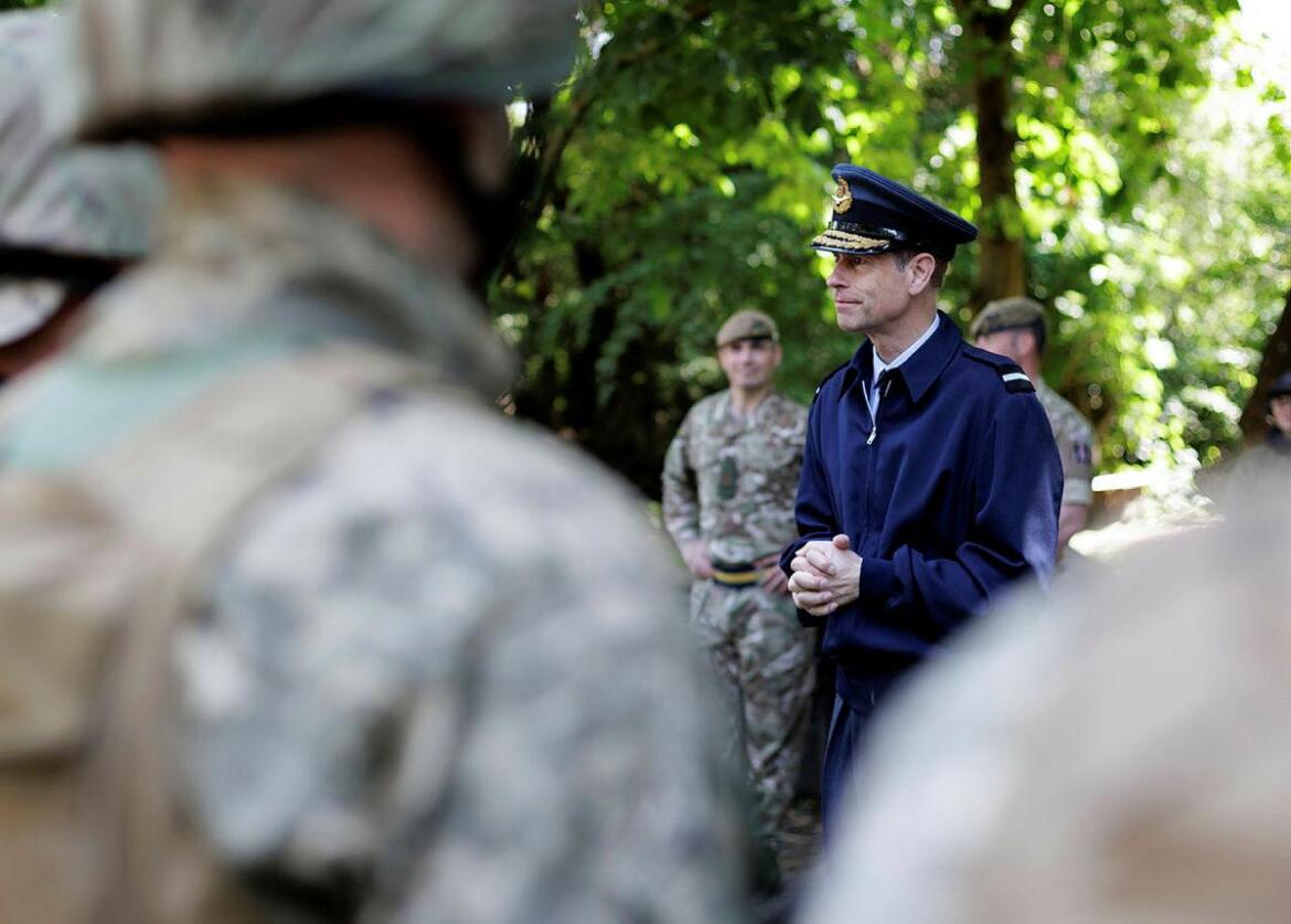 Герцог Единбурзький Едуард поспілкувався з бійцями ЗСУ, які проходять навчання у Британії (ФОТО)