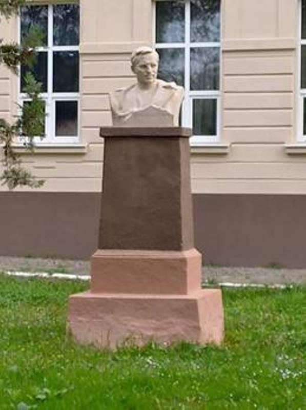Пам’ятник радянському педагогу Макаренку демонтували на Закарпатті (ФОТО)