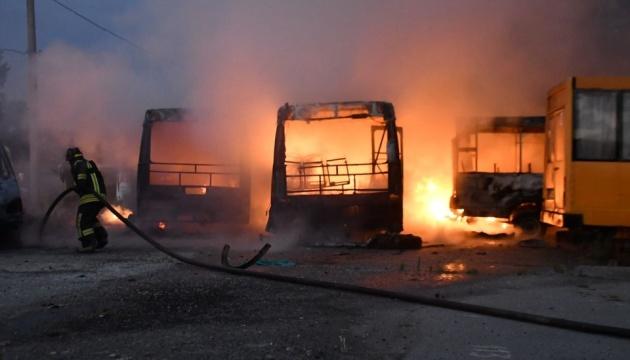 Вночі ворог вкотре обстріляв Херсон: спалахнули одразу декілька пожеж