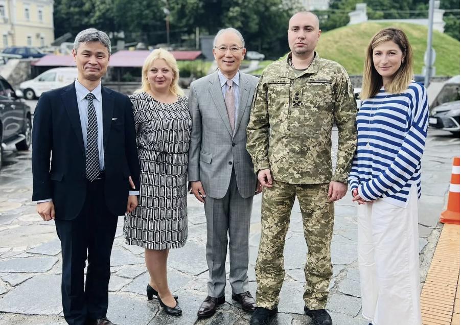 Справжній ажіотаж викликало фото очільника ГУР, який зустрівся з послом Японії в Україні