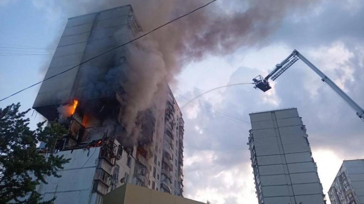 У Києві в багатоповерховому будинку стався вибух: що відомо