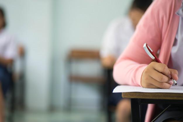 В окупованій Запорізькій області школярів змушують писати листи російським військовим