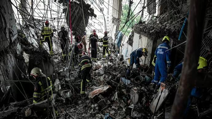 Ракетний обстріл багатоповерхівки в Києві: рятувальники завершили аварійні роботи (ФОТО)