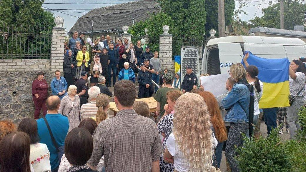 У Хмельницькій області священник УПЦ московського патріархату штовхнув вірянина ПЦУ (ВІДЕО)