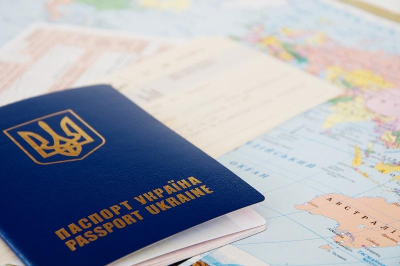 Перевірка паспорта перед виїздом за кордон: на що слід звернути увагу