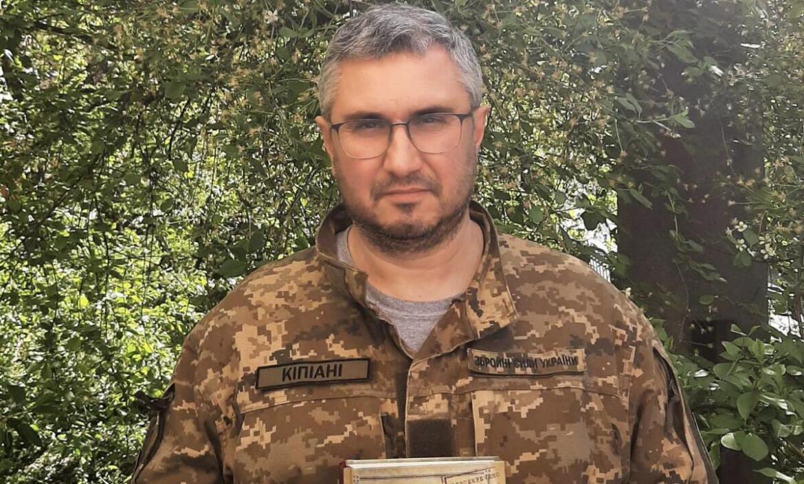 Вахтанг Кіпіані подарував свої книги дівчині, яка вийшла з протестом проти концерту Лободи у Харкові