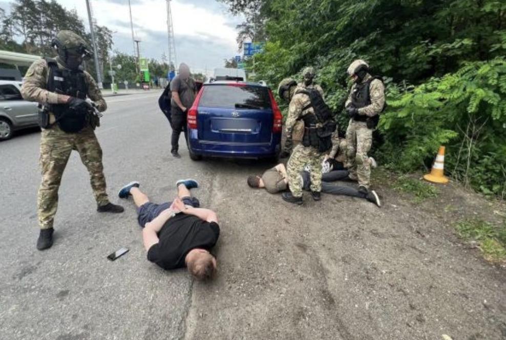 На Київщині затримали зловмисників, які продавали автомати та гранатомети