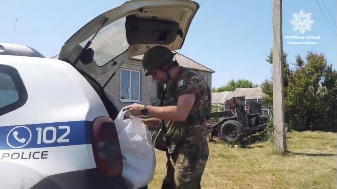 Під ворожий обстріл на Луганщині потрапили патрульні, що доставляли допомогу в деокуповані села