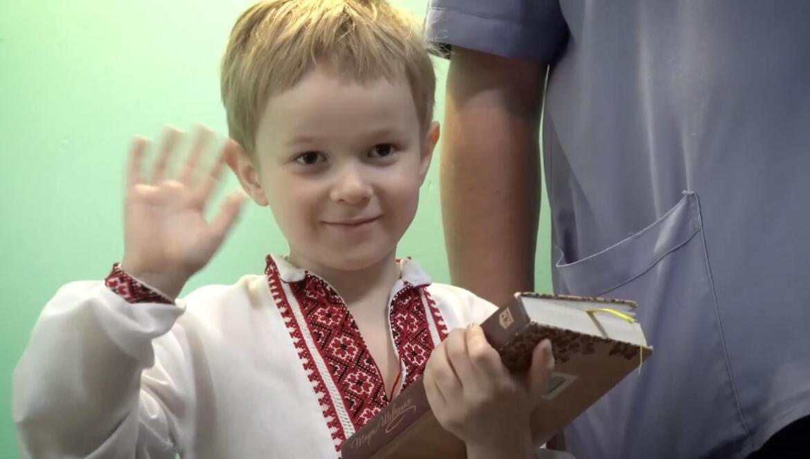 Зеленский встретил мальчика со сборником произведений Тараса Шевченко в госпитале, где находятся украинские воины