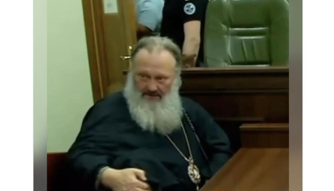 Скандальний митрополит УПЦ МП Павло показав ногу з браслетом