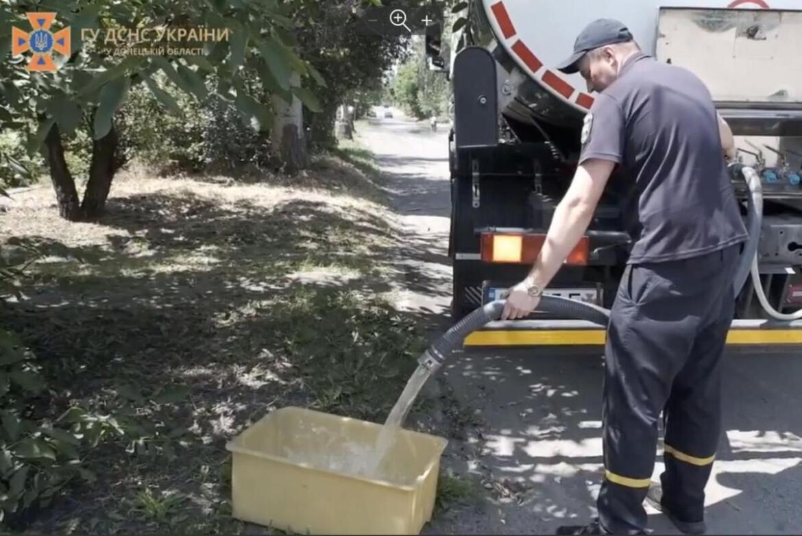 У ДСНС розповіли, як часто підвозять воду мешканцям прифронтової Донеччини