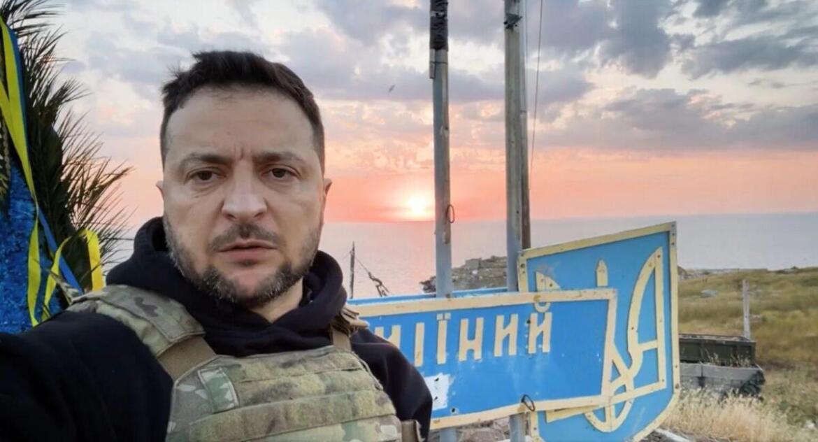 500 днів великої війни: Президент на острові Зміїний вшанував полеглих українських героїв (ВІДЕО)