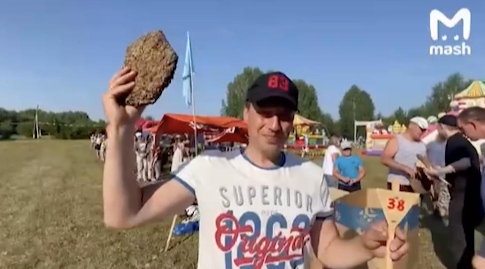 У росії відбувся фестиваль з метання коров’ячого лайна голими руками