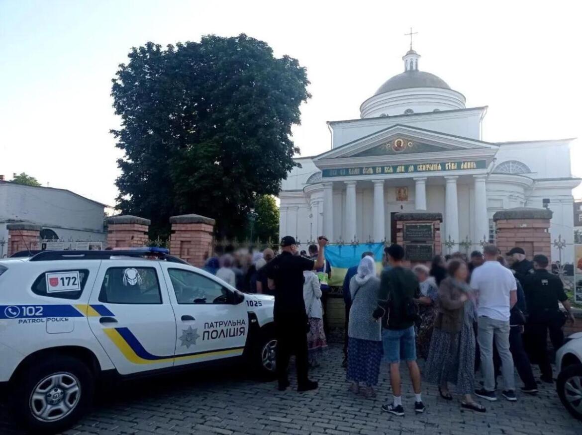 Забарикадувались та розбризкали на людей вогнегасник: на Київщині прихильники УПЦ МП влаштували провокацію в храмі (ВІДЕО)