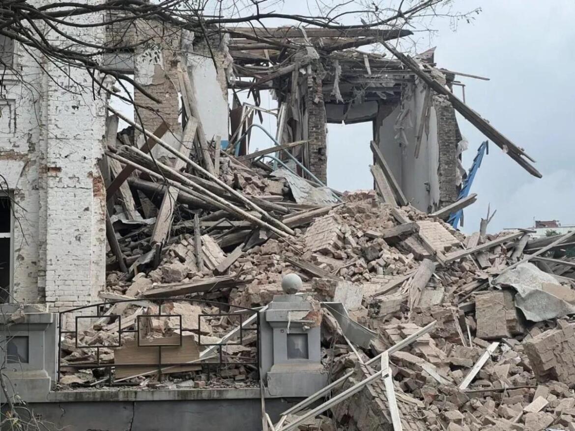 В Оріхові росіяни авіабомбою вдарили по місцю видачі гуманітарки: є загиблі та поранені