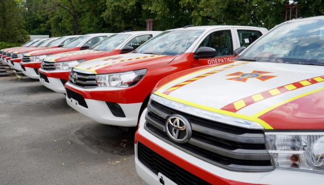 Українські піротехніки отримали від Японії партію спеціалізованих автомобілів