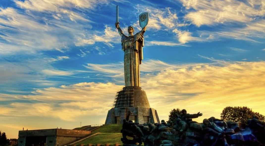 Декомунізацію герба на щиті «Батьківщини-матері» завершили: детальна інформація