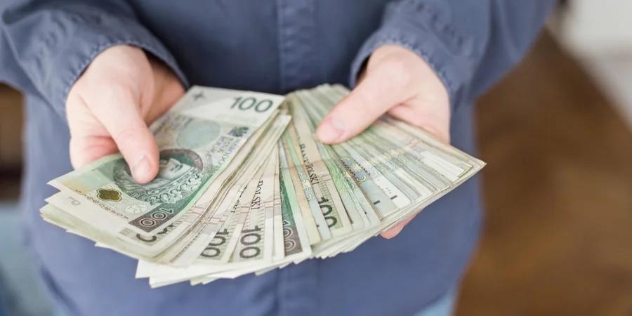 Стало відомо, яку допомогу можуть отримувати безробітні українці в Польщі
