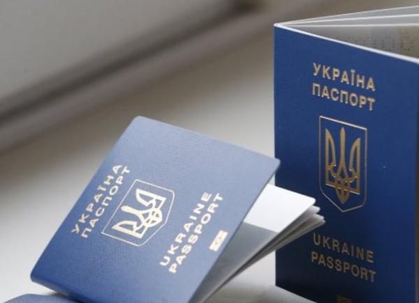 В Україні змінилися строки вклеювання фото у паспорт: кому це терміново треба зробити