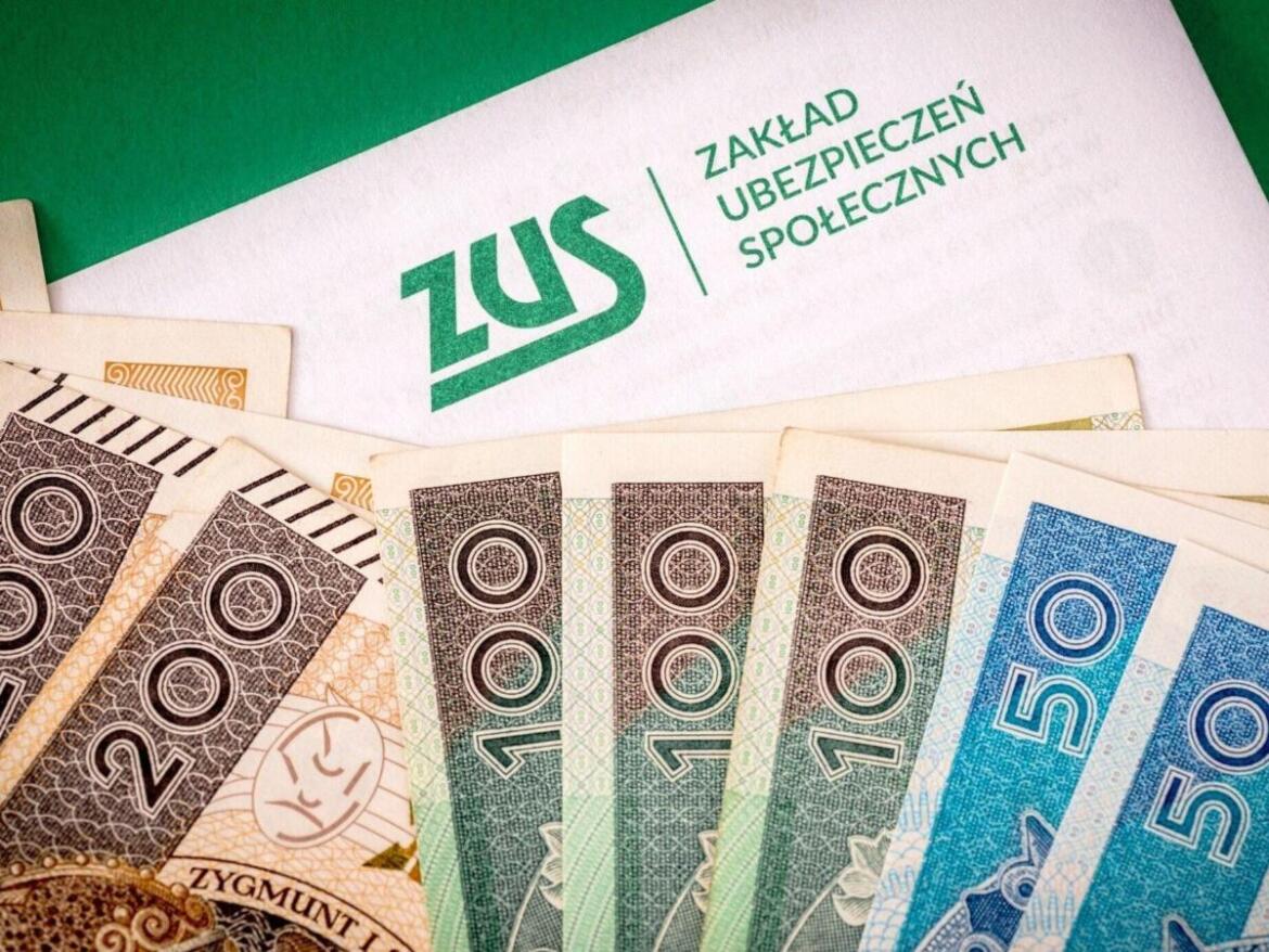 Стало відомо, скільки українців сплачують страхові внески у Польщі