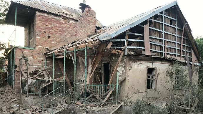 Противник з артилерії обстріляв Нікополь: троє людей постраждали