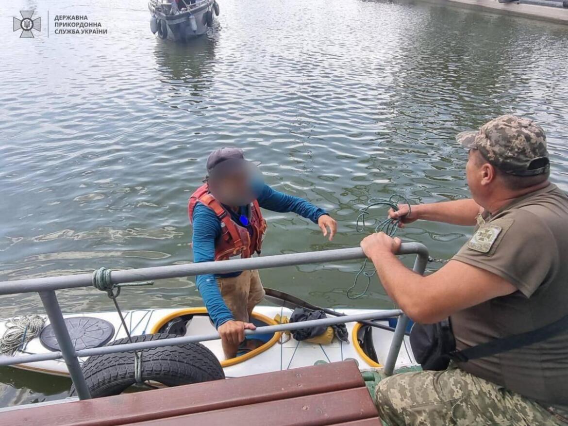Французький мандрівник на каяку випадково заплив у порт під Одесою (ФОТО)