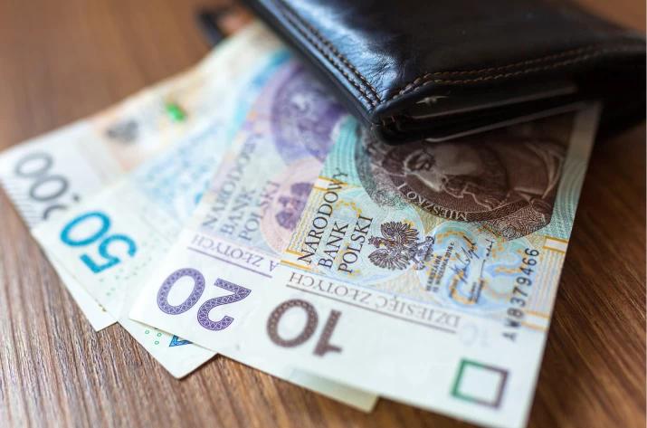 Українцям пояснили, чи можна отримувати польську пенсію, перебуваючи в Україні