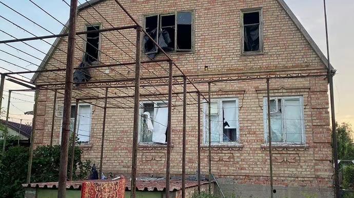 Окупанти з артилерії вдарили по Нікополю: пошкоджено житлові будинки