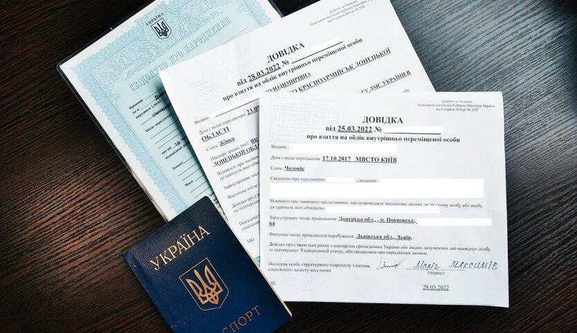 Українці за кордоном: як біженцям отримати втрачену картку платника податків