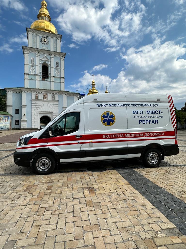 Українські військові медики отримали від Посольства США дві «швидкі»